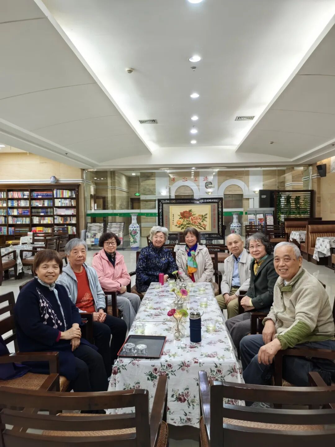 2026.4.24上外老教授与青年学子倾心交流_img1.jpg
