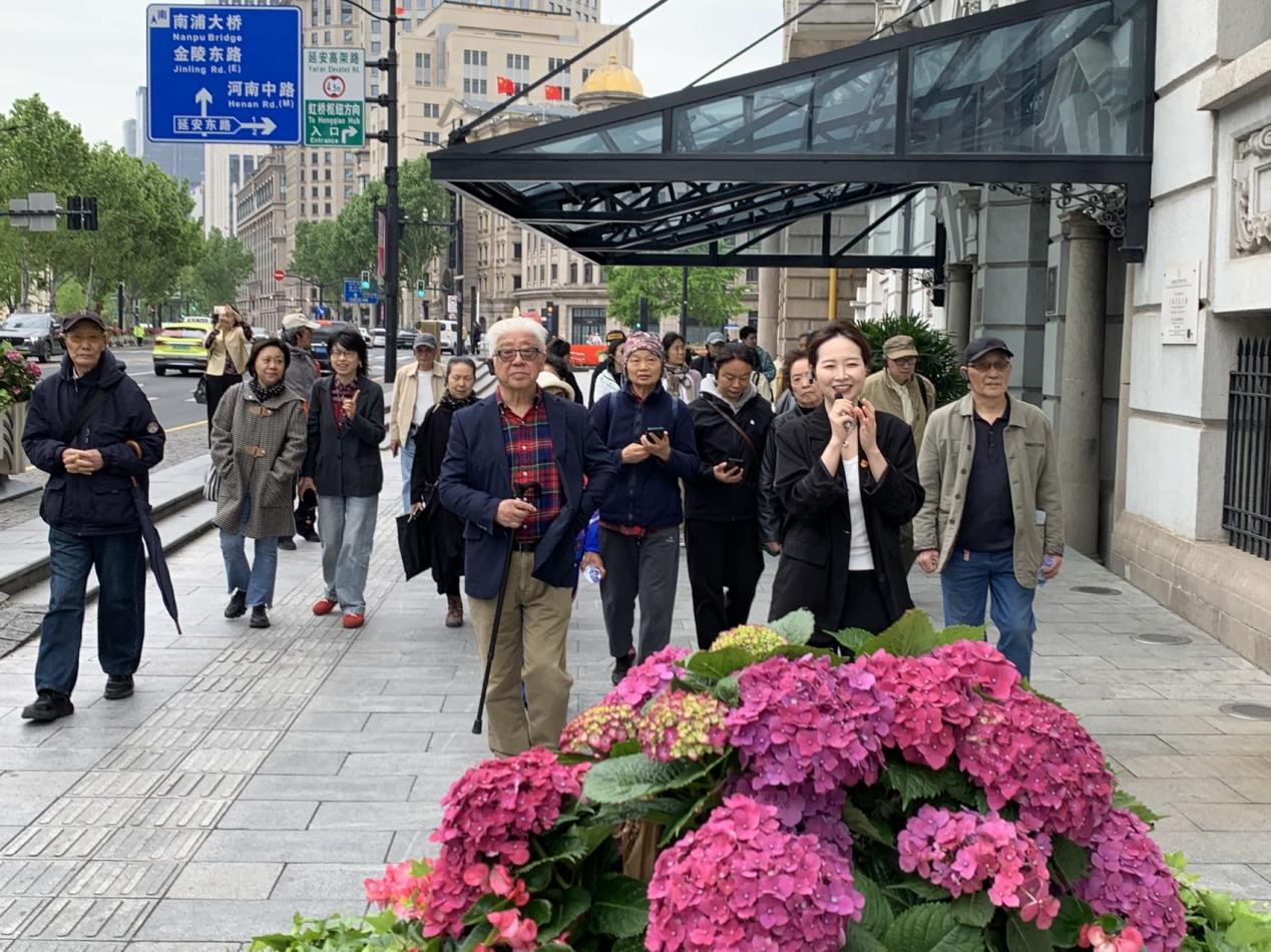 1778302180043074040.jpg 2026.4.30 上大美院老党员老教授参观《百年外滩·红色足迹》展_img3.jpg