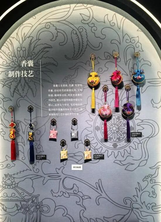 1782184374611045557.jpg 2026.6.11 财大退休教师编织组参观非遗作品展_img1.jpg