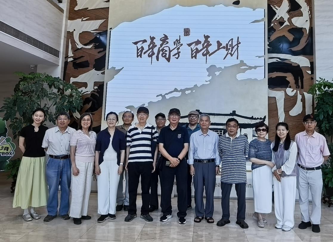 1782184613210065217.jpg 2026.6.13 财大老教授探寻校史藏品背后的故事_img0.jpg