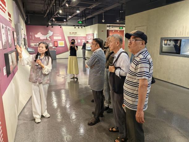 1782184621671032759.jpg 2026.6.13 财大老教授探寻校史藏品背后的故事_img1.jpg