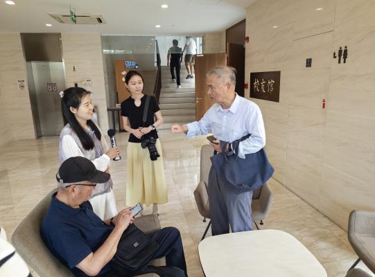 1782184629228021667.jpg 2026.6.13 财大老教授探寻校史藏品背后的故事_img2.jpg