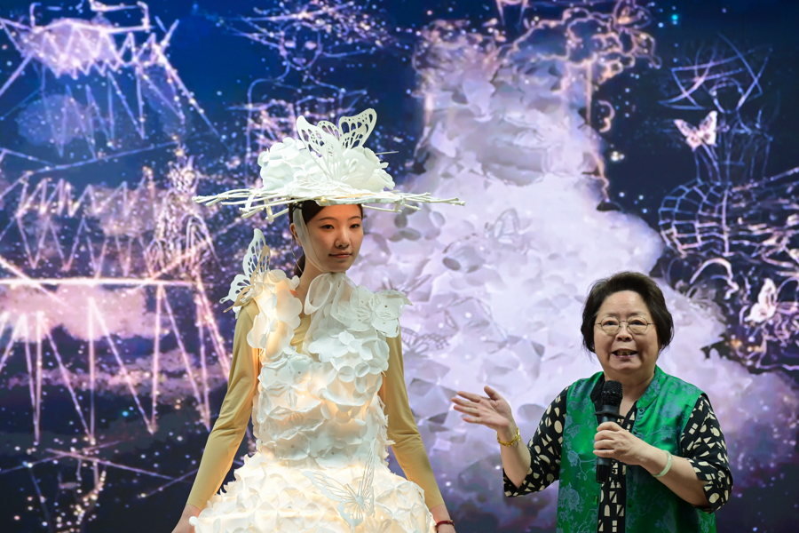 1782186476202059543.jpg 2026.6.19 东华大学张祖芳老教授用“纸艺华服”惊艳世界_img0.jpg