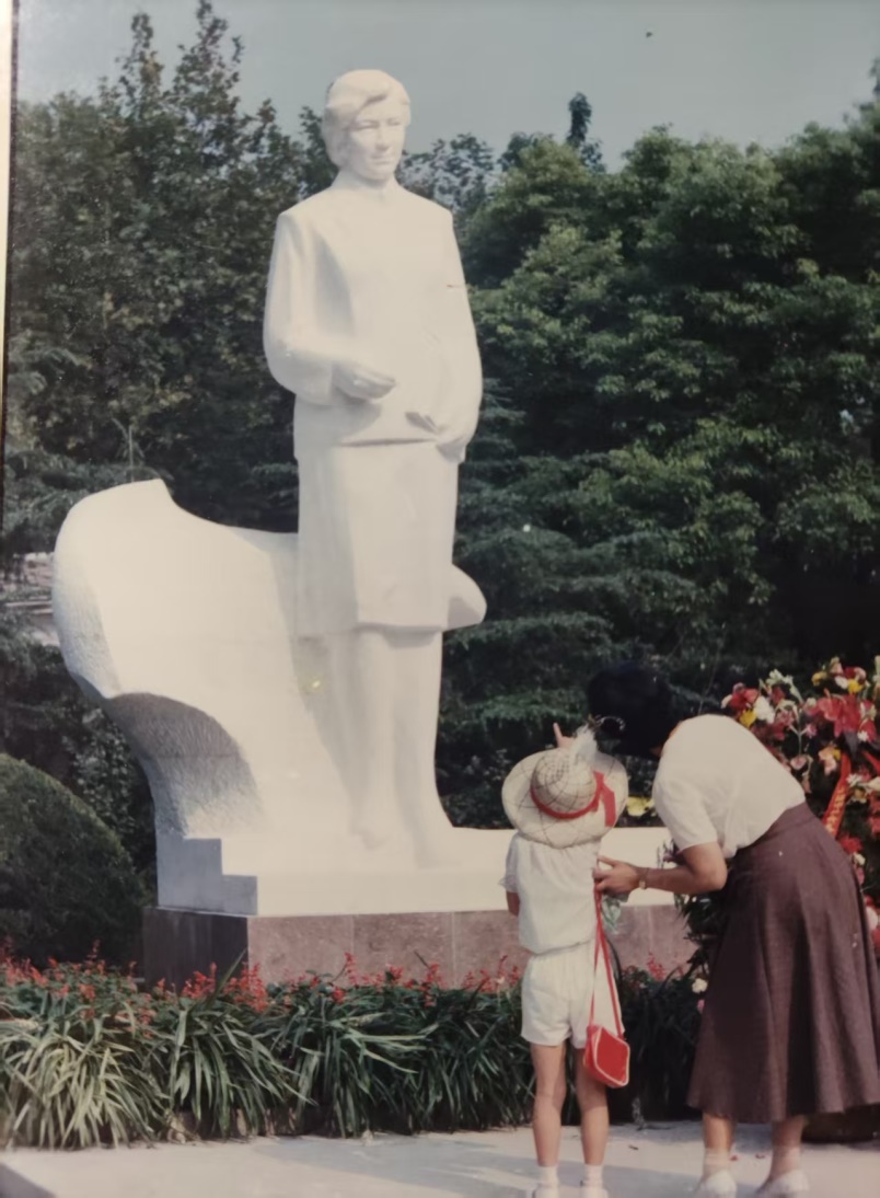 1789606431220014706.jpg 上大童慧刚老教授为教师节设计雕塑_img0.jpg